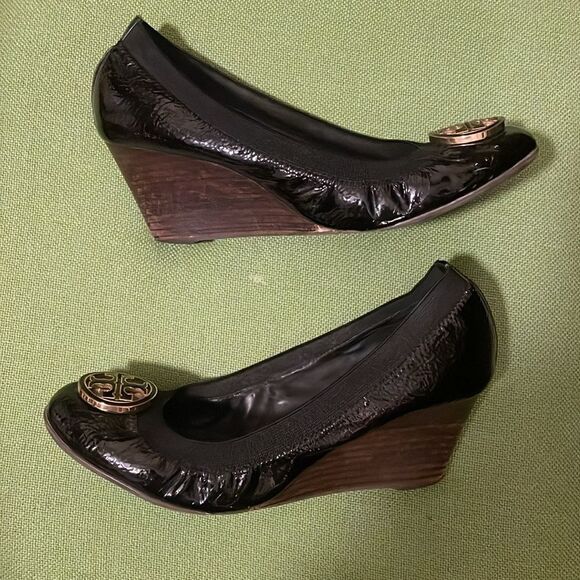 Tory Burch black patent logo Caroline wedge heels 8.5 - Picture 5 of 7